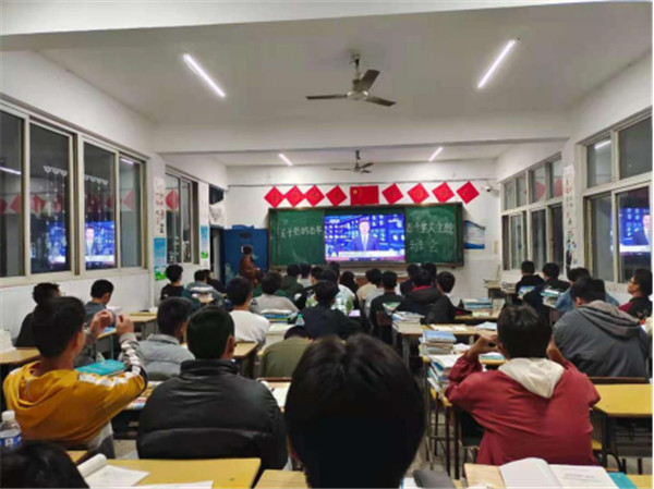 建筑艺术学院各班级团支部组织学习六中全会精神“主题团日活动”165.jpg